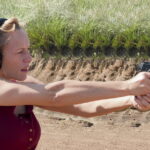 Nicki ballert auf dem Schießstand rum… Nicki ballert auf dem Schießstand rum...