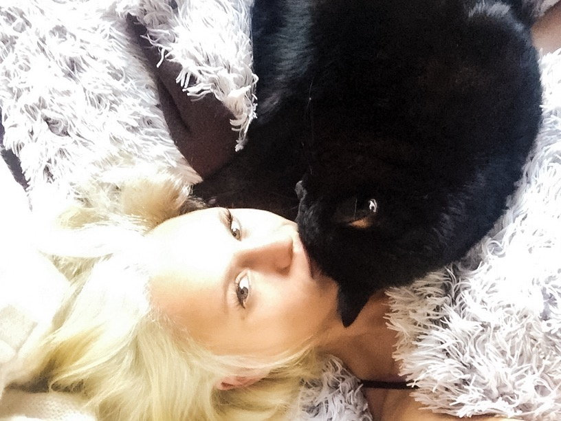 Nicki schmust mit ihrer Katze Bo Nicki schmust mit ihrer Katze Bo