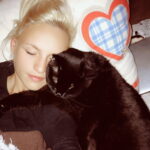 Nicki schmust mit ihrer Katze Bo Nicki schmust mit ihrer Katze Bo