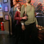 Nicki trifft auf Bruce Willis und klaut ihm die Waffe… Nicki trifft auf Bruce Willis und klaut ihm die Waffe...