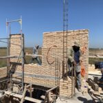 Der Hausbau geht weiter. Die Architektin kontrolliert alles… Der Hausbau geht weiter. Die Architektin kontrolliert alles...