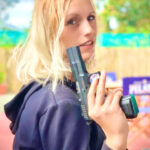 Nicki bewaffnet sich… Knarren erlaubt in Paraguay. Nicki bewaffnet sich... Knarren erlaubt in Paraguay.