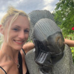 Nicki tröstet verzweifelte Leute… Nicki tröstet verzweifelte Leute...