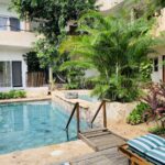 Einen kleinen Pool gibt es hier auch… aber es ist heiß hier! Einen kleinen Pool gibt es hier auch... aber es ist heiß hier!