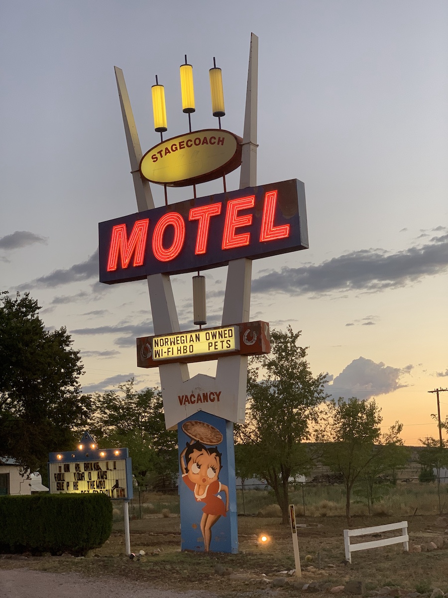 Wir haben uns dann auf Route 66 für das Motel entschieden… Wir haben uns dann auf Route 66 für das Motel entschieden...