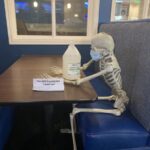 Wer zu lange eine Maske trägt… Wer zu lange eine Maske trägt...