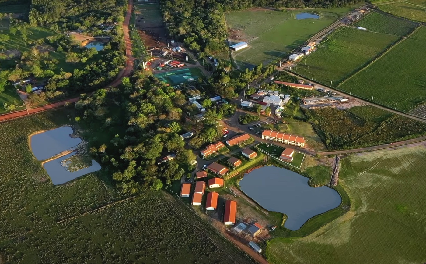 Die Gemeinschaft hat ein paar 100 Leute und alle empfangen uns freundlich Die Gemeinschaft hat ein paar 100 Leute und alle empfangen uns freundlich